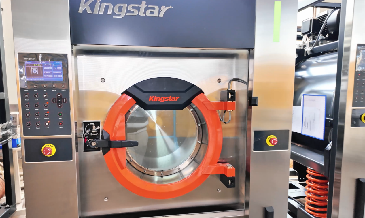 Ako udržať bavlnené košele bez pokrčenia a chrumkavosti v práčovniach